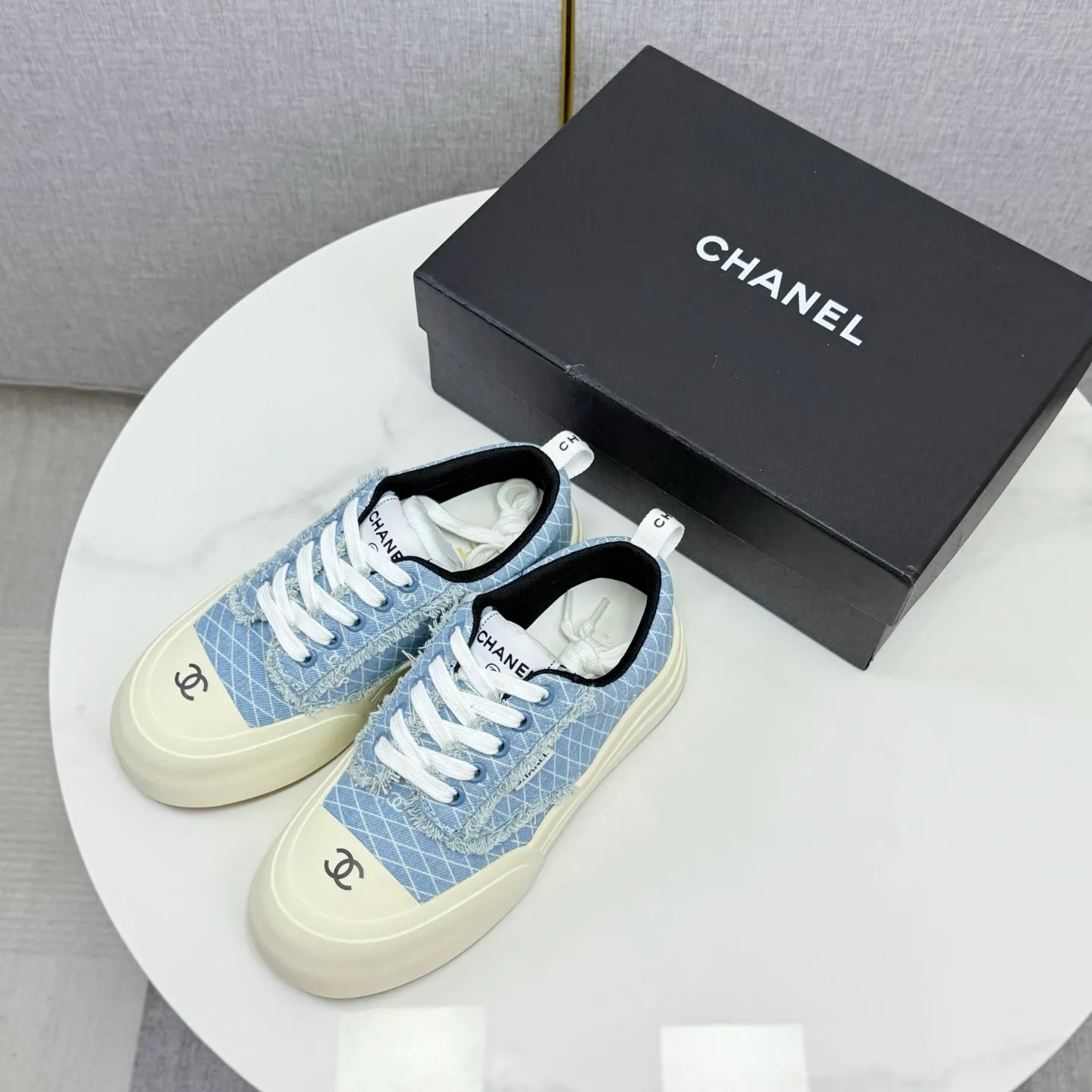 👟👟Ex-factory price 600👟👟Chanel Panda Shoes! 2025 counter's top casual sports shoes, this classic design; the upper is in the style of electric embroidery with various techniques; the outsole is fashionable and sporty; the unusual inclusion of a variety of color matching elements... The diversified mix and match is very good-looking and versatile, and can be used for leisure, fashion, sports, and outdoor... ꫛꫀꪝ Go➫ Materials: ❶Upper made of: original imported first-layer silk cowhide + original version waterproof cloth + original first-layer cowhide ❷Inner lining: Original Yangli+wang ❸ Outsole based on: Original TPU combination outsole Counter boutique packaging complete set for women 35–41